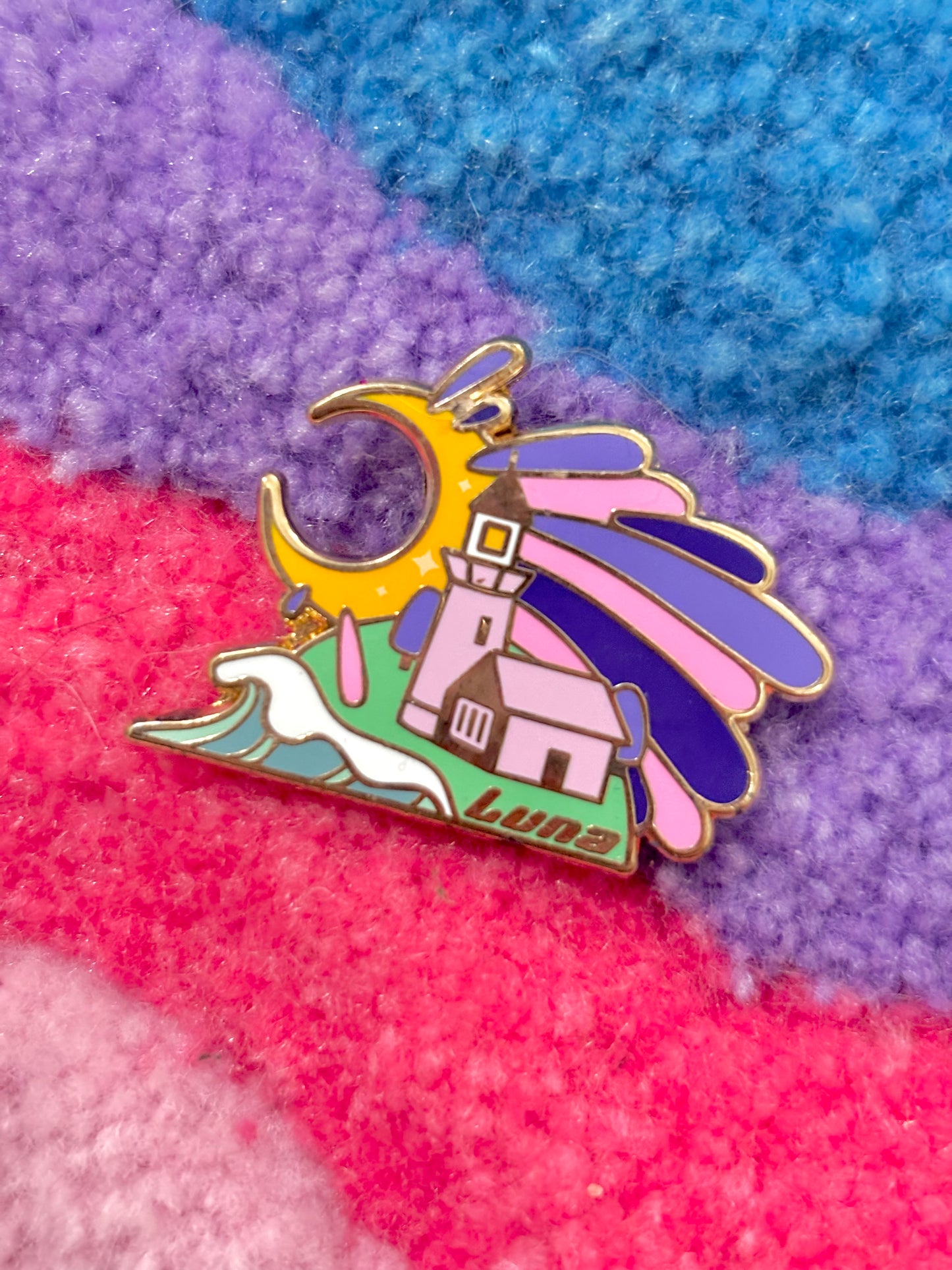 Luna lighthouse - Enamel pin